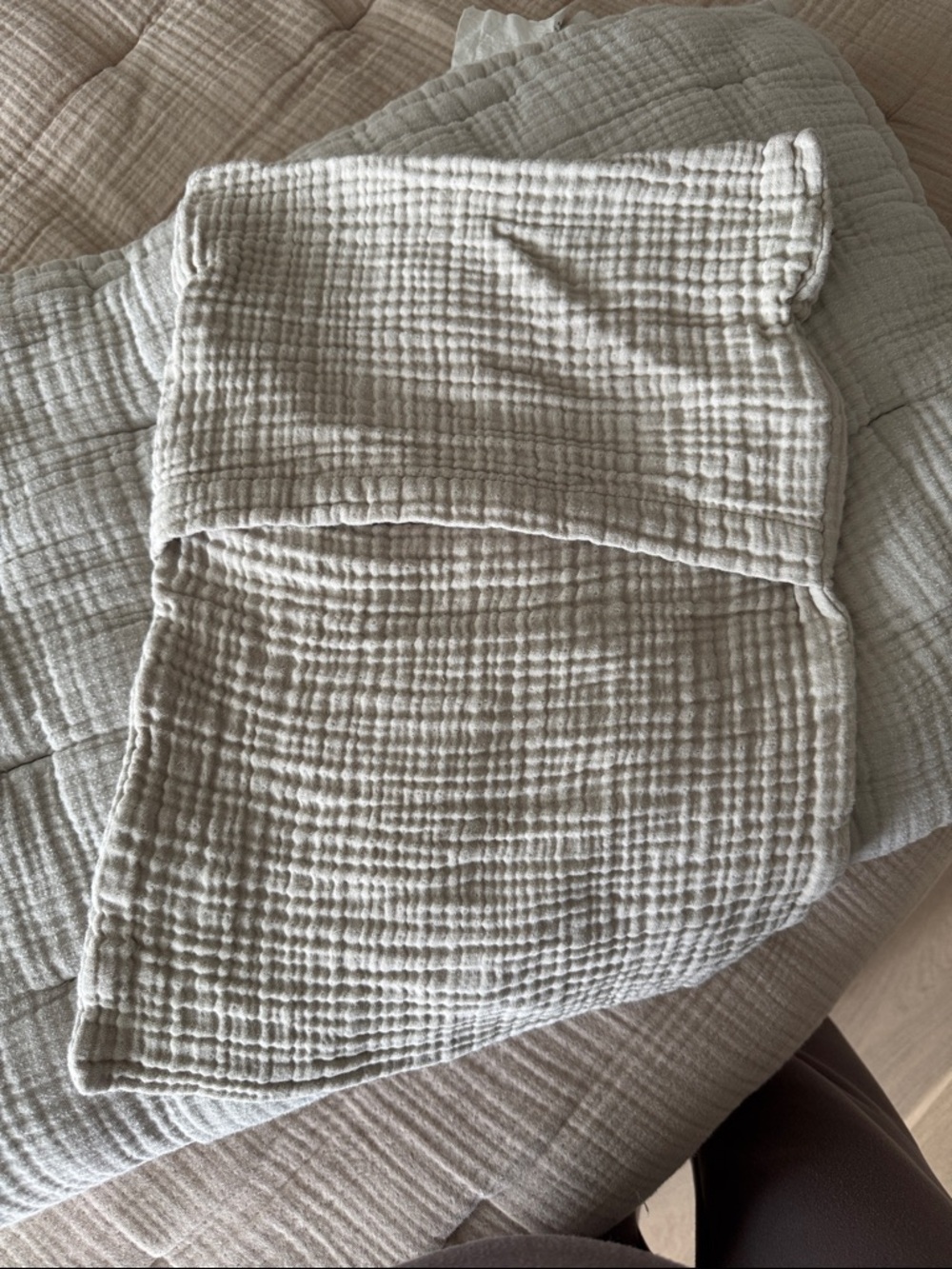 Quince organic airy gauze toddler quilt and sham set in fog grey - Picture 2 of 4